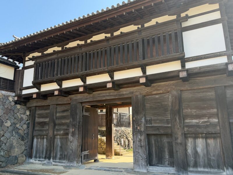 桜の名所と和食処